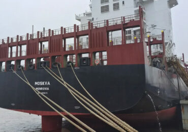 Российскому контейнеровозу отказали в бункеровке в порту КНР