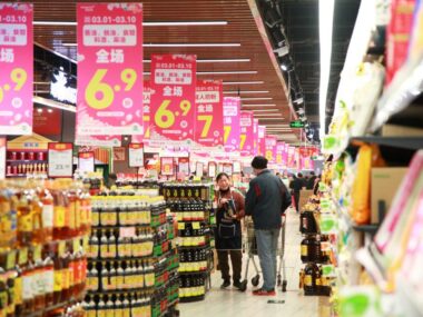 Потребительские цены в КНР выросли на 0.7% впервые за полгода