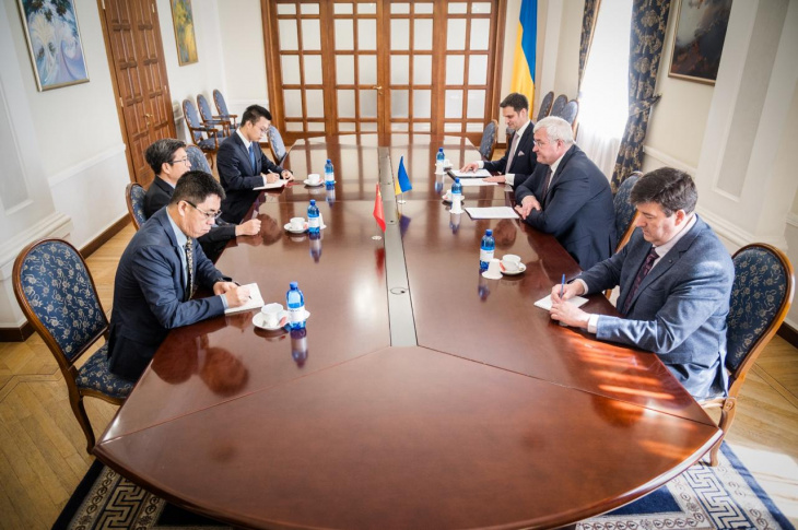 Андрей Сибига принял посла КНР в Украине Фань Сяньжуна
