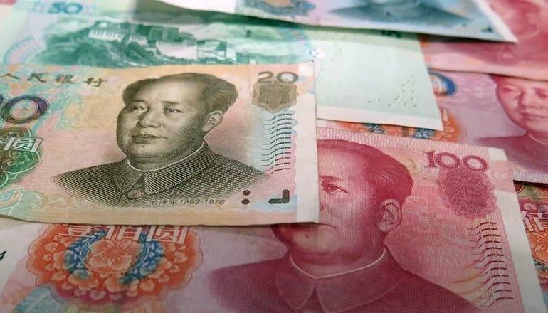 Торговля юанями на валютном рынке РФ достигла рекордного уровня - Bloomberg
