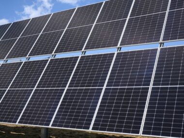 США планируют поднять тарифы на импорт электрокаров и солнечных панелей из Китая - AP