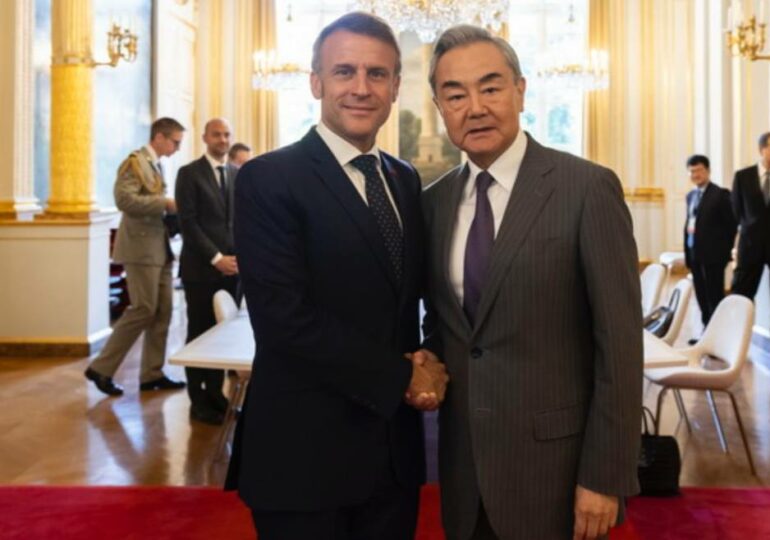 Китай выразил готовность сотрудничать с Францией 