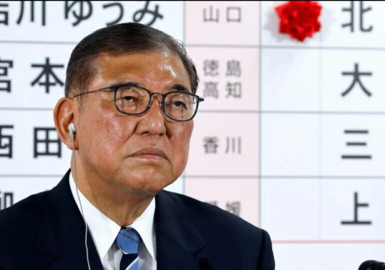 Премьер-министр Японии пообещал остаться на своем посту после поражения на выборах