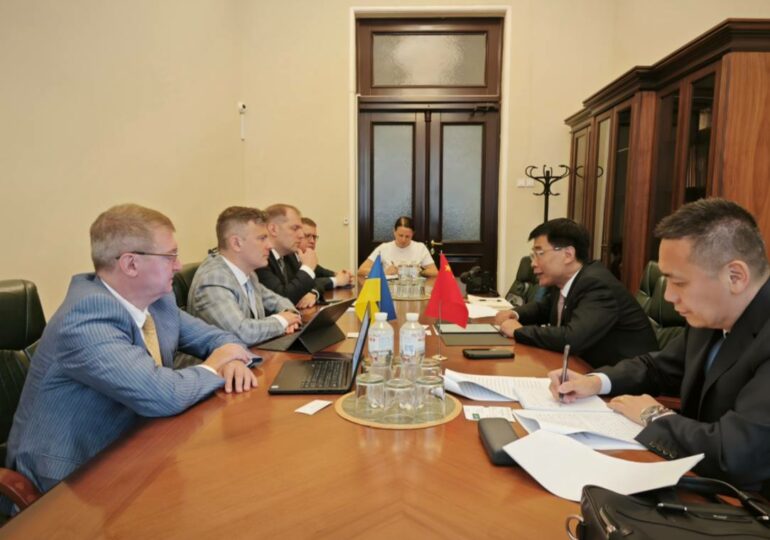 Посол Ма Шэнкунь встретился с замглавы Нацбанка Украины