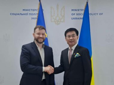 Посол Ма Шэнкунь встретился с министром социальной политики, семьи и единства Украины Улютиным 