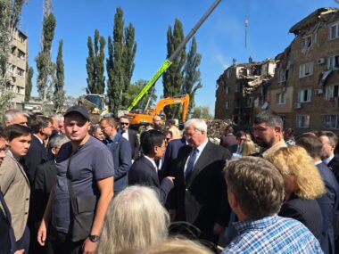 Посол КНР принял участие в почтении памяти погибших от удара РФ по Киеву