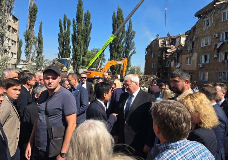 Посол КНР принял участие в почтении памяти погибших от удара РФ по Киеву