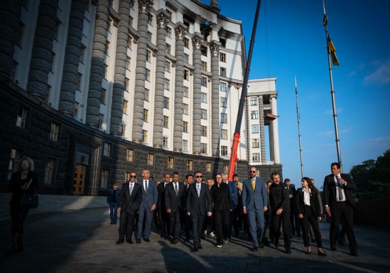 Посол Китая вместе с другими иностранными дипломатами посетил украинский Кабмин после российской атаки