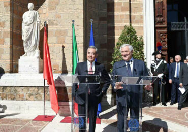 Ван И провел встречу с главой МИД Италии 