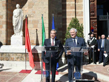 Ван И провел встречу с главой МИД Италии 