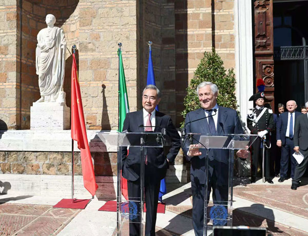 Ван И провел встречу с главой МИД Италии 