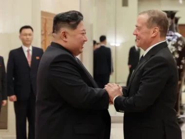 Ким Чен Ын встретился с Медведевым в Пхеньяне