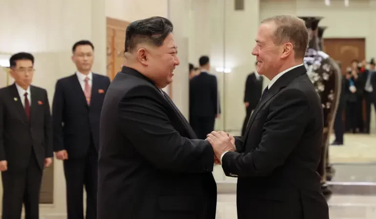 Ким Чен Ын встретился с Медведевым в Пхеньяне