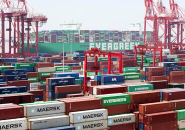 Китай приостановил на год портовые сборы для судов США