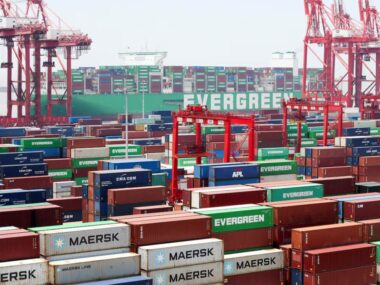 Китай приостановил на год портовые сборы для судов США