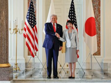 Япония готова присоединиться к гарантиям безопасности судоходства в Ормузском проливе – Такаити