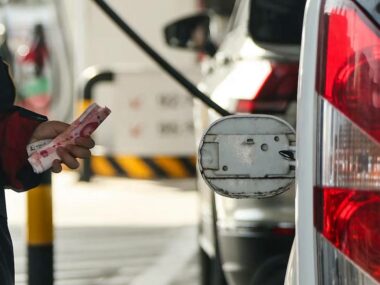 Власти Китая ввели ограничение цен на топливо