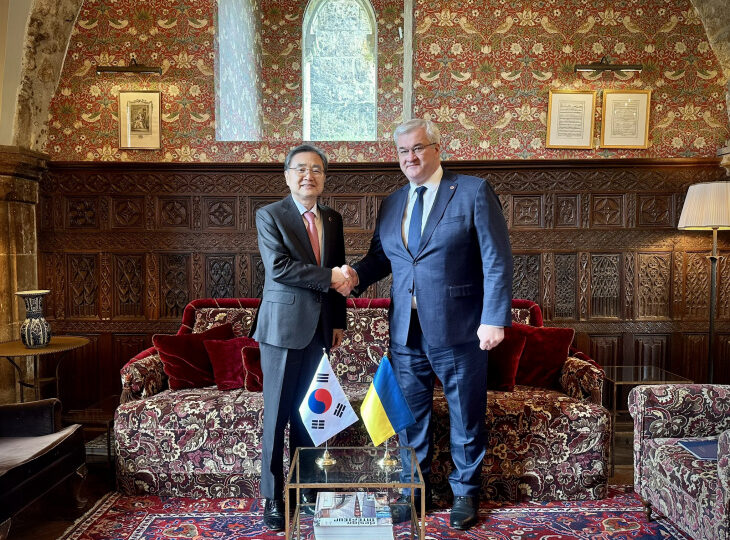 Сибига провел встречу с главой МИД Южной Кореи Чо Хёном