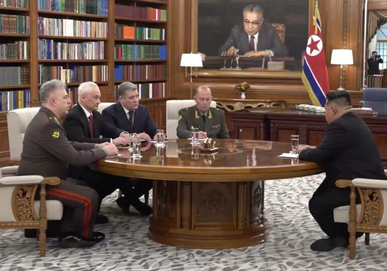 Министр обороны РФ провел переговоры с Ким Чен Ыном