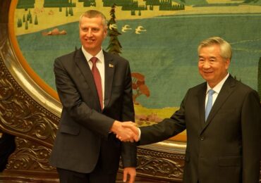 Глава администрации президента Беларуси встретился с членом постоянного комитета Политбюро ЦК КПК 