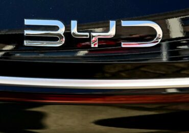 BYD ведет переговоры с европейскими автопроизводителями о покупке заводов в ЕС – Bloomberg 