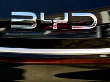 BYD ведет переговоры с европейскими автопроизводителями о покупке заводов в ЕС – Bloomberg 