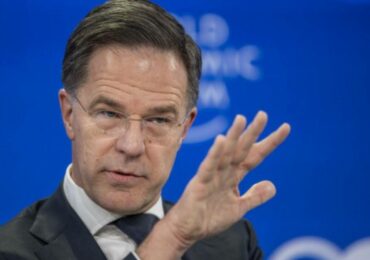 Рютте не комментирует возможную подготовку российских военных в Китае, но отмечает тесное сотрудничество Москвы и Пекина