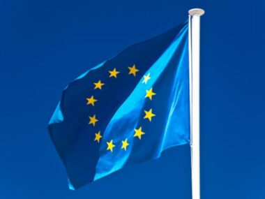 СМИ: ЕС может временно снять санкции с китайского производителя чипов 