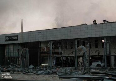 В Киеве в результате атаки РФ уничтожен салон китайских автомобилей Zeekr