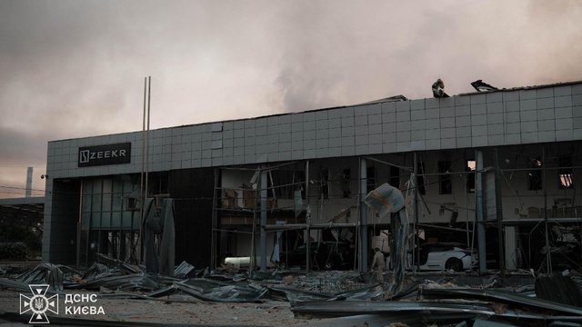 В Киеве в результате атаки РФ уничтожен салон китайских автомобилей Zeekr
