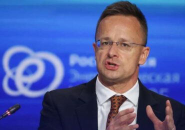 Угорщина почала перевірки щодо BYD після того, як туди на роботу влаштувався ексглава МЗС Сійярто