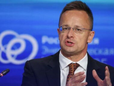 Угорщина почала перевірки щодо BYD після того, як туди на роботу влаштувався ексглава МЗС Сійярто