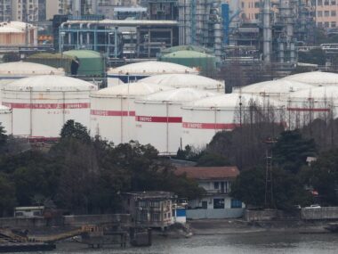 Китай намагається російською нафтою компенсувати скорочення поставок з Близького Сходу – Reuters