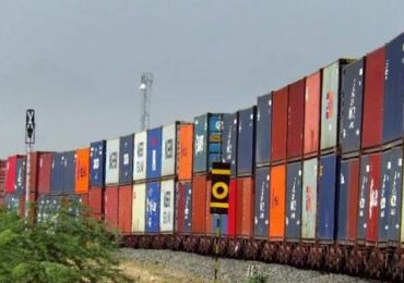 Китай запустив перший поїзд із двоярусним перевезенням контейнерів для морських маршрутів