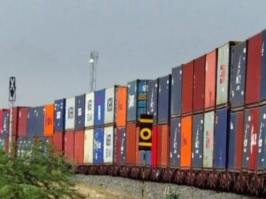 Китай запустив перший поїзд із двоярусним перевезенням контейнерів для морських маршрутів